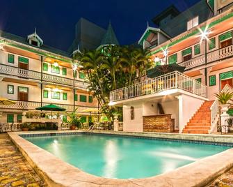 Kinam Hotel - פטיונוויל - בריכה