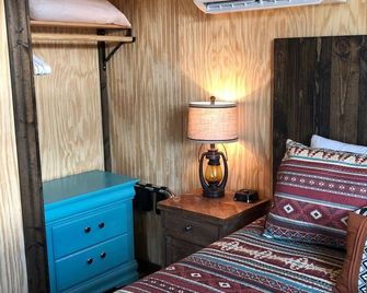 Dinosaur Valley Rv Park Cabin 2 - Glen Rose