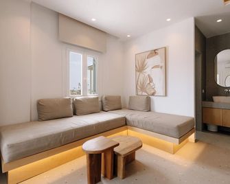 Pnoi Hotel - Piso Livadi - Wohnzimmer