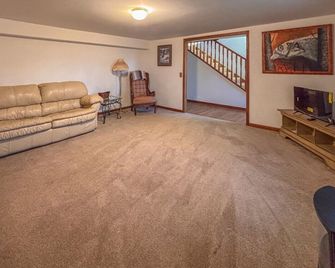 Sandberg Retreat - A Serene Country Getaway & 40-Acre Forest Haven in Platteville - Platteville - Huiskamer