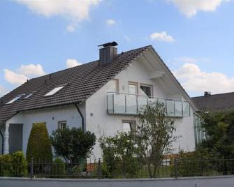 Spacious 3-star apartment with a large balcony and garden view - Nördlingen - Gebäude