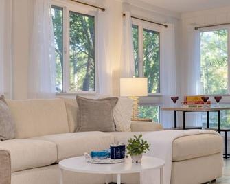 Conch Cottage by AvantStay Walk to Beach Deck Fireplace Outdoor Dining - Isle of Palms - Living room