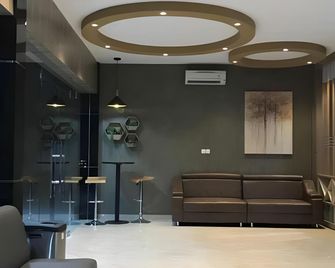 TOPTEL HOTEL - פקאנבארו - לובי