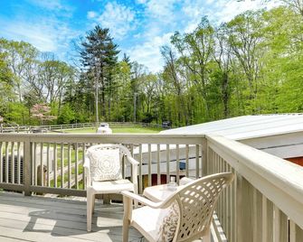 Killingly Barnyard Studio in Wine Country! - Dayville - Balcón