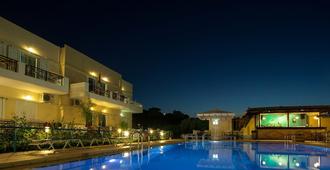 Niriides Hotel Apartments Studi - 阿波克羅娜斯 - 耶奧伊烏波利斯 - 游泳池