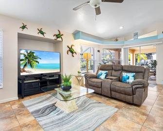 Villa Paradise Palms - Beautiful Gulf Access Home - Cape Coral - Huiskamer