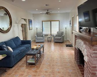 Downtown Retreat -City Place, Convention Center everything is a short walk away! - West Palm Beach - Sala de estar