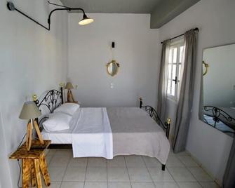 Axilleion Boutique Hotel - Ermoupoli - Bedroom