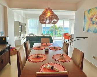Immerse yourself in the coastal serenity of our oceanfront apartment. - San Pedro de Macoris - Salle à manger