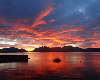 Holly Tree Hotel, Swimming Pool & Hot Tub - Appin - Outdoor view