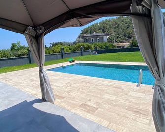 Işık Villa Home - Camyuva - Pool