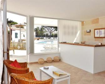 Nure Cel Blau - Ciutadella de Menorca - Front desk