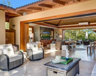 Mauna Lani Luxury Retreat with Private Beach Club, Heated Pool and Spa, Gazebo, Volcano Views, Golf Cart and E-Bikes for Island Adventures - Puako - Patio