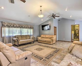 Family-Friendly Toledo Retreat with Spacious Yard! - Toledo - Living room