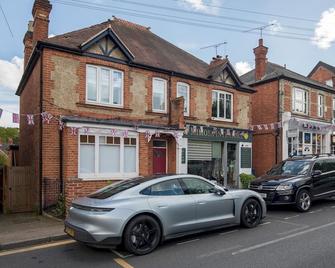Pass the Keys Trendy Flat in Sunninghill's Village Atmosphere - Ascot - Building