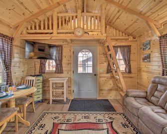 Cozy Augusta Cabin w/ Grill - Walk to Main St - Augusta - Living room