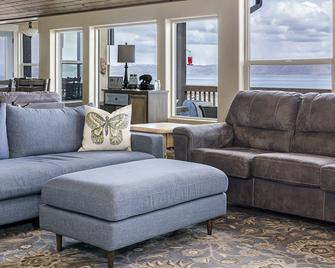 The 'Big House' with.. Indoor Basketball, Trampoline and Play set, Theater Room - Garden City - Living room