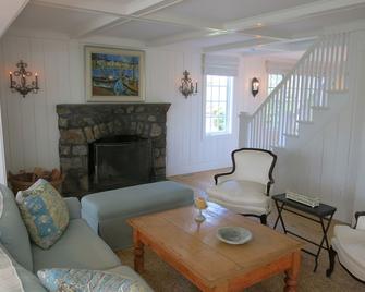 Charming Rowayton Home Near Village: Always Feels Like You Are On Vacation - Norwalk - Living room
