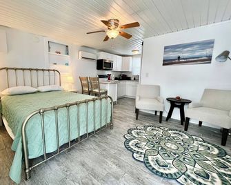 Unit #2 Crystal Shores Cozy Ocean Front Cottage - Kure Beach - Habitación