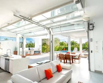 Entire Villa in Long Bay Beach - Grace Bay - Living room