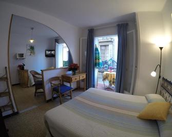 Apartamentos Montserrat - Sitges - Schlafzimmer