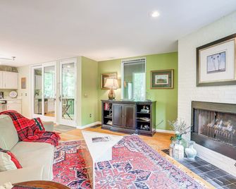 7 Mi to Dtwn Asheville Carriage House with Deck - Asheville - Wohnzimmer