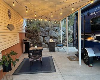 Charming WinnieTrailer with Cozy Private Patio Escape - Farmington - Patio