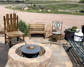 Lake George Cabins & RV Park: Cabin 4, Roastin' S'mores - Lake George - Innenhof