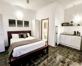 Bella Vista Pets ok no pet without Calling host prior to booking t&C apply - Airlie Beach - Bedroom