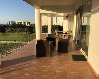 Front line on a beach villa - Ikaros - Innenhof