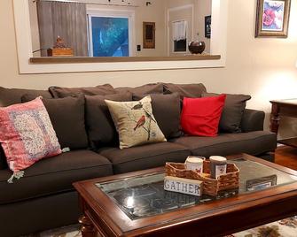 Cozy cottage Style home with She Shed, walk to Coffee Cafe and Park - Midlothian - Sala de estar