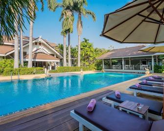 Le Charme Sukhothai Historical Park Resort - Sukhothai - Piscina