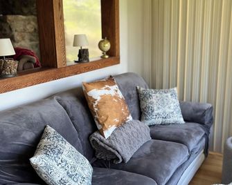 Panoramic Mountain View 2-bedroom Cabin in Golden/Wondervu, WiFi - Golden - Living room