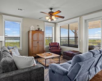 Hollows Resort, Luxury Villa, Great View of Lake Travis & Hill Country, Pools, Fitness Center!! - Volente - Living room