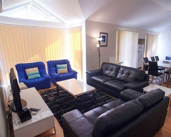 Golf and Beach Retreat - Albany - Olohuone