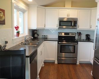 Oceanfront /Fabulous Views /Sunrise /Eagles - Parksville Bc - Parksville - Kitchen
