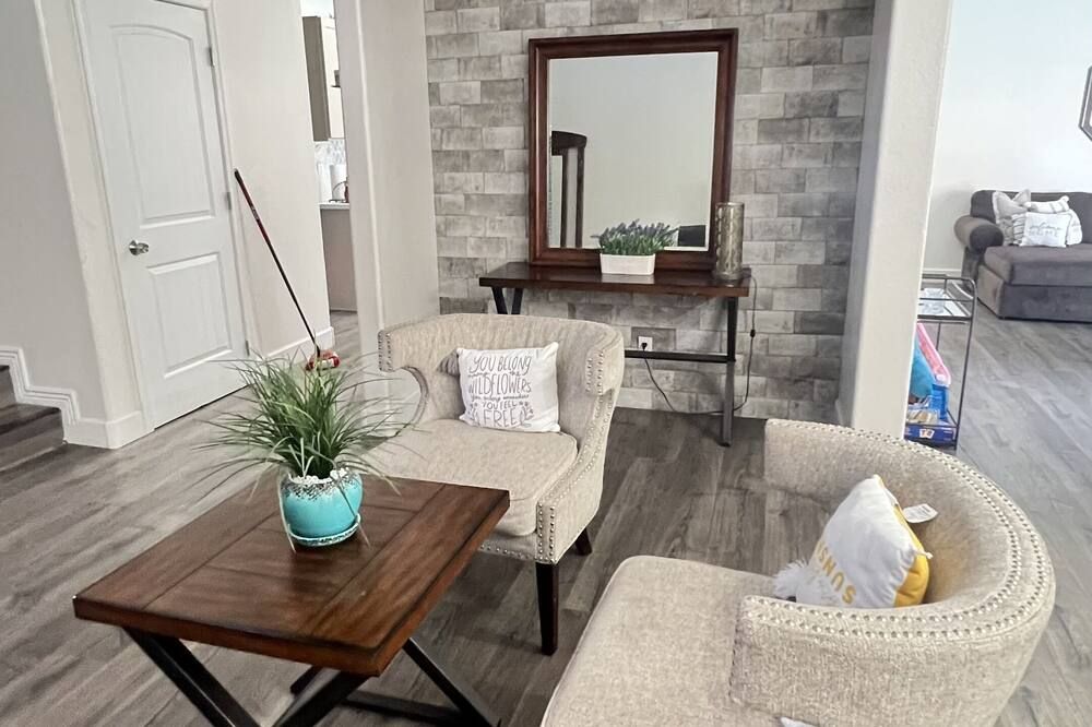 Summer home with diving pool 30 day minimum rental - פיניקס - סלון