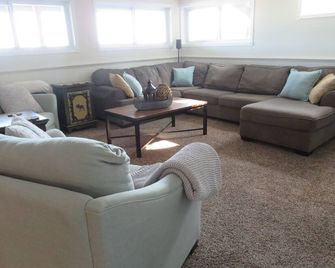 Lakefront Getaway just steps to the water, with games, docks, kayaks, and more! - Buckhorn - Living room