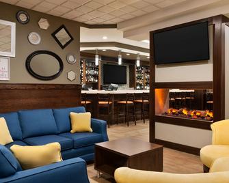 Travelodge Hotel by Wyndham Saskatoon - ססקאטון - בר