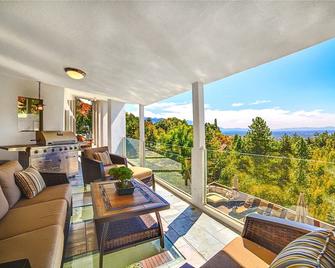 Mtntop Mansion! 5 Mins To Downtown, Private Theater, Hot Tub, Gym, Heated Pool - Salt Lake City - Living room