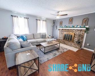 Cozy Stay Minutes From Little Rock Afb - Sherwood - Living room