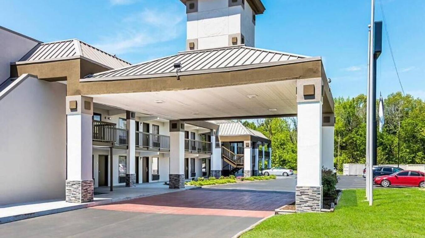 Farragut Inn & Suites