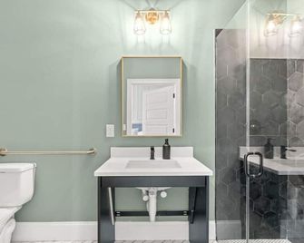 Trendy Spacious Condo, Walk to Coffee and Restaurants - Nashville - Bathroom