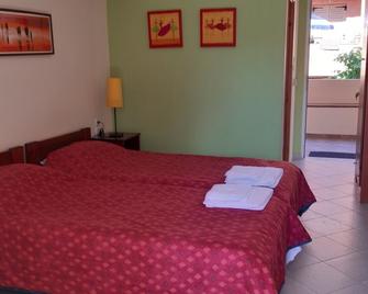 瓦西利斯公寓酒店 - 納夫普利翁 - 臥室