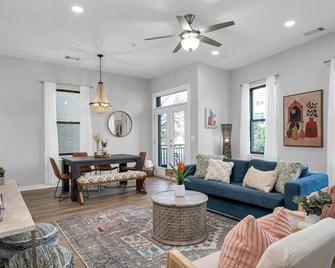 Refreshing 2 Bedroom, 3 Bed Nashville Condo With Free Parking Near Restaurants - Nashville - Salon