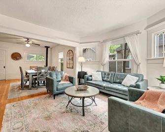 Madison Manor - Siloam Springs - Living room