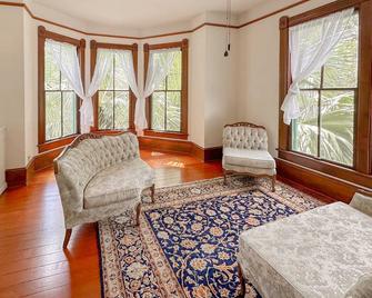 Cozy Victorian Apartment Downtown Sleeps 5 - Gainesville - Living room