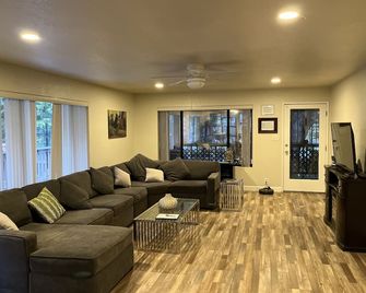 Ponderosa Creekside Retreat - Mariposa - Wohnzimmer