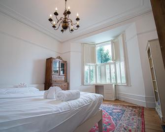 Carlton House - Newport - Bedroom
