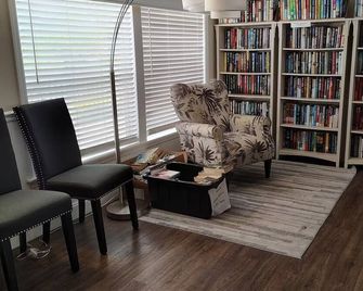 Cozy Pet-Friendly Rv With Spectrum Tv, Wifi, Ac In Charming Zephyrhills, Fl - Zephyrhills - Lounge